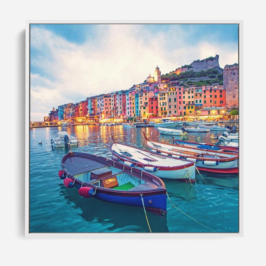 Obraz w ramie 80x80 - Tańczące kolory zachodu - nadmorskie kolorowe miast, kolorowe budynki na brzegu - rama biała