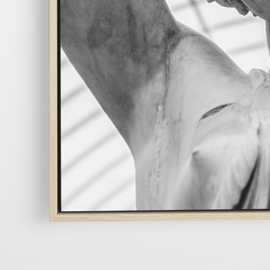 Obraz w ramie 80x80 - Zaklęta w Kamieniu - antyczna rzeźba kobiety na fotografii, czarno biała - rama drewno