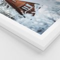 Plakat w ramie 40x50 - Zimowe Ustronie w Lesie - domek w lesie, zimowy las - rama biała