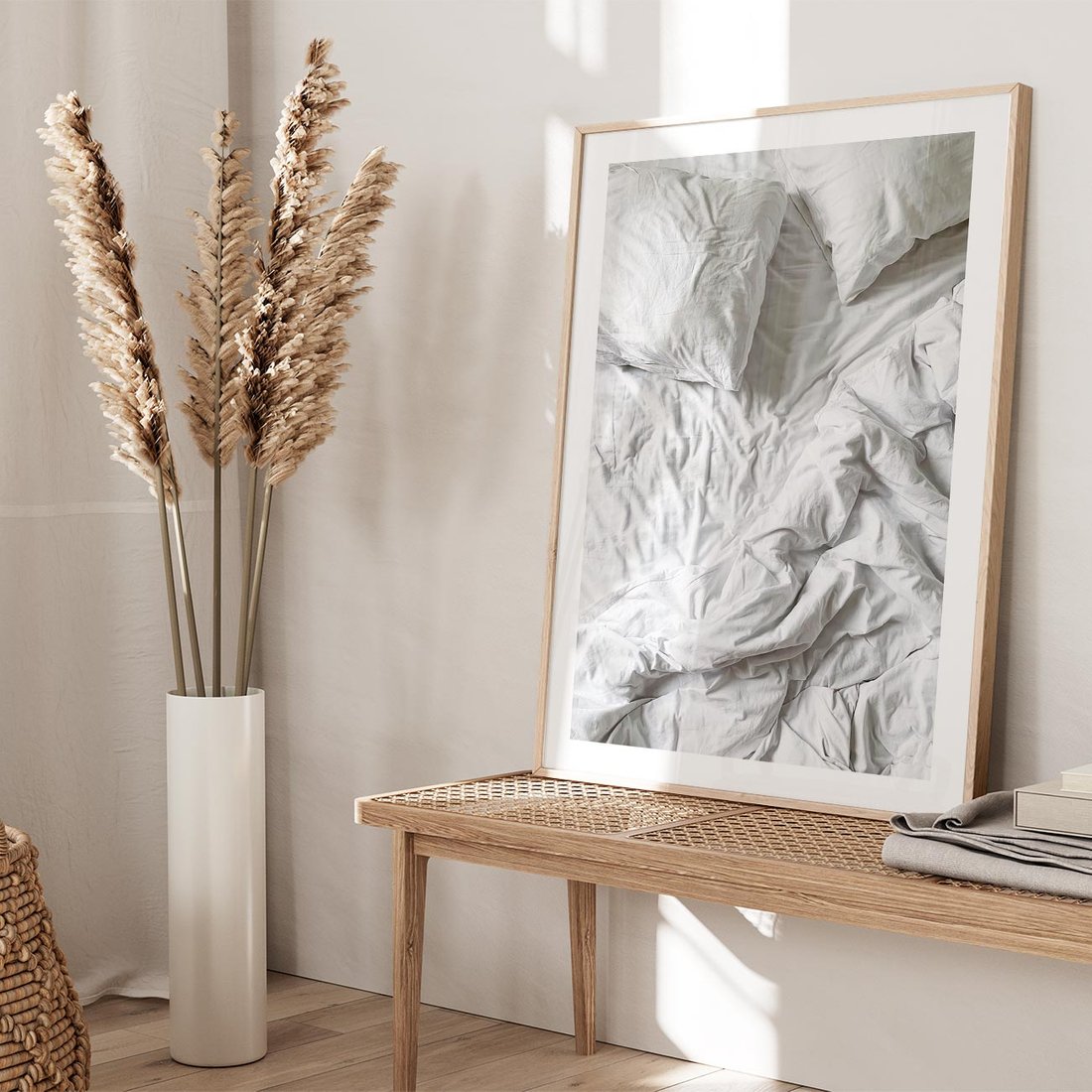 Plakat w ramie 50x70 - Biała Pościel na Łóżku - biała pościel, łóżko - rama drewno