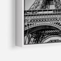 Obraz w ramie 70x100 - Zabawa w Paryżu - czarno białe zdjecie, wieża eiffla - rama biała
