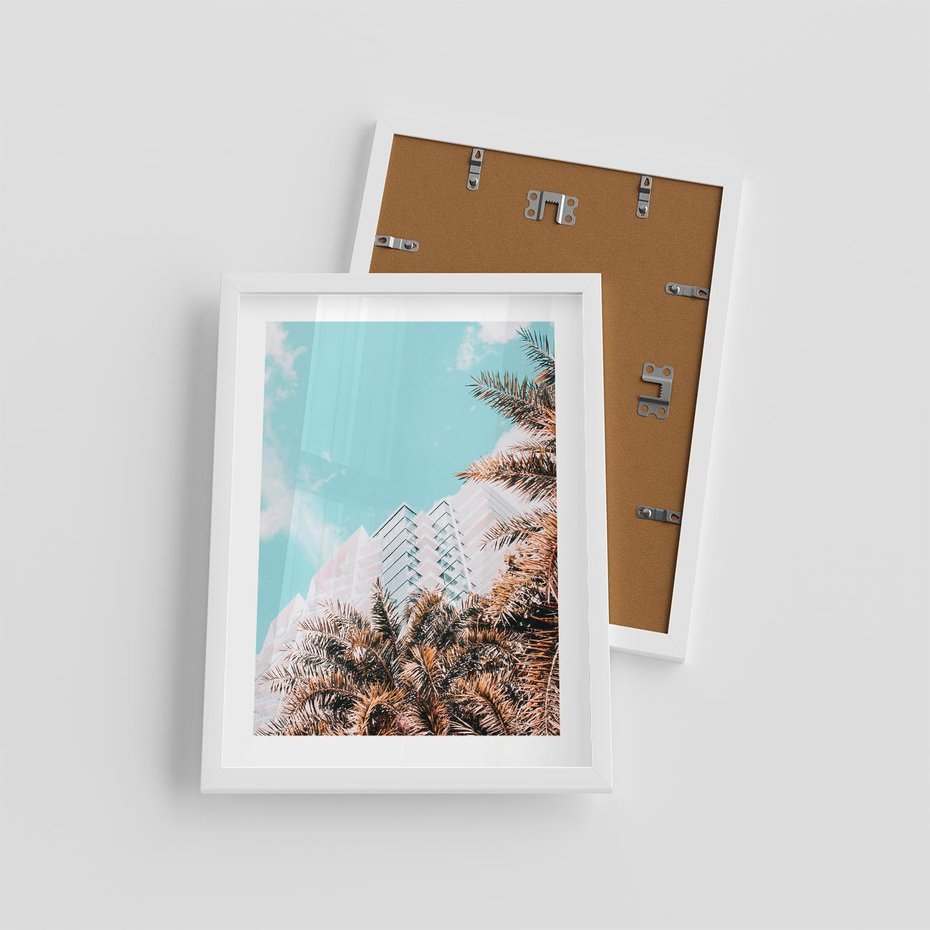 Plakat w ramie 30x40 - Wakacyjny Raj - palmy, wysokie budynki - rama biała