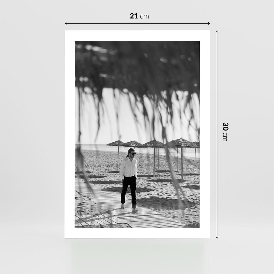 Plakat bez ramy 21x30 - Wakacyjny Spacer - czarno białe zdjecie, plaża