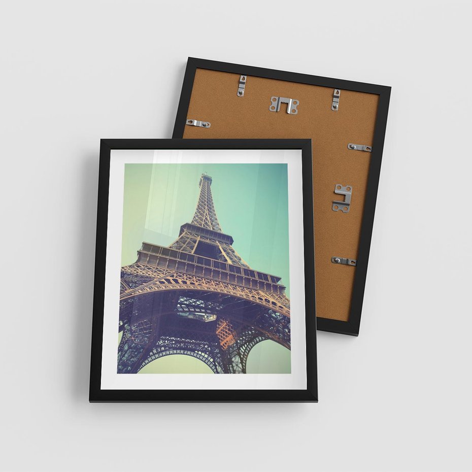 Plakat w ramie 40x50 - Wieża Eiffla w czarno-białej odsłonie - Eiffla, Paryż - rama czarna