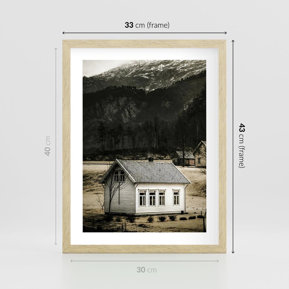 Plakat w ramie 30x40 - Ciepło i Urok Górskiego Domku - domek w górach, sepia - rama drewno