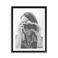 Plakat w ramie 50x70 - Zrób mi Zdjęcie - fotografia, kobieta z aparatem - rama czarna