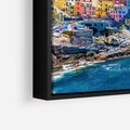 Obraz w ramie 50x50 - Barwne Wybrzeże - nadmorskie miasto na klifie, kolorowe tęczowe budynki - rama czarna