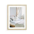Plakat w ramie 30x40 - Relaks w Sypialni: Jasne Kolory - zdjęcie sypialni, łóżko - rama drewno