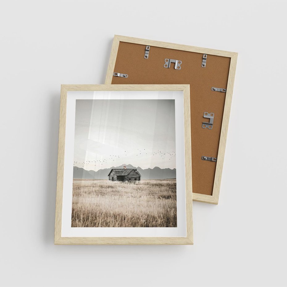Plakat w ramie 40x50 - Wiejska Idylla - stary drewniany dom w polu suchej trawy, fotografia - rama drewno