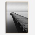 Obraz w ramie 80x120 - Mglista Perspektywa - czarno biała fotografia, drewniany pomost na jeziorze - rama drewno