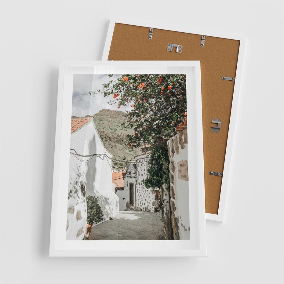 Plakat w ramie 50x70 - Południe Europy - śródziemnomorski krajobraz, uliczka we włoszech - rama biała