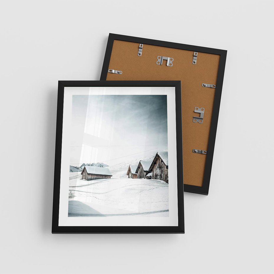 Plakat w ramie 40x50 - Zima w Domkach: Urok Śnieżnej Scenerii - domki w śnieżnym krajobrazie - rama czarna