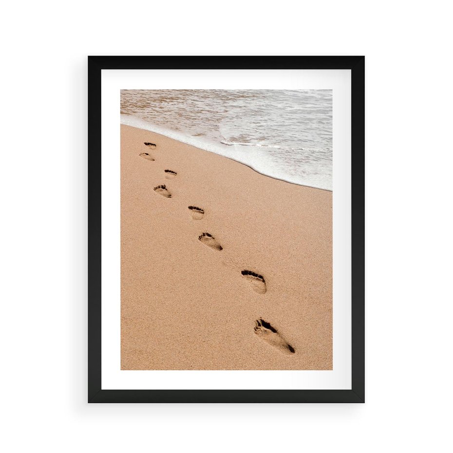 Plakat w ramie 40x50 - Ślady Stóp na Plaży: Spacer nad Morzem - plaża, ślady stóp na piasku - rama czarna