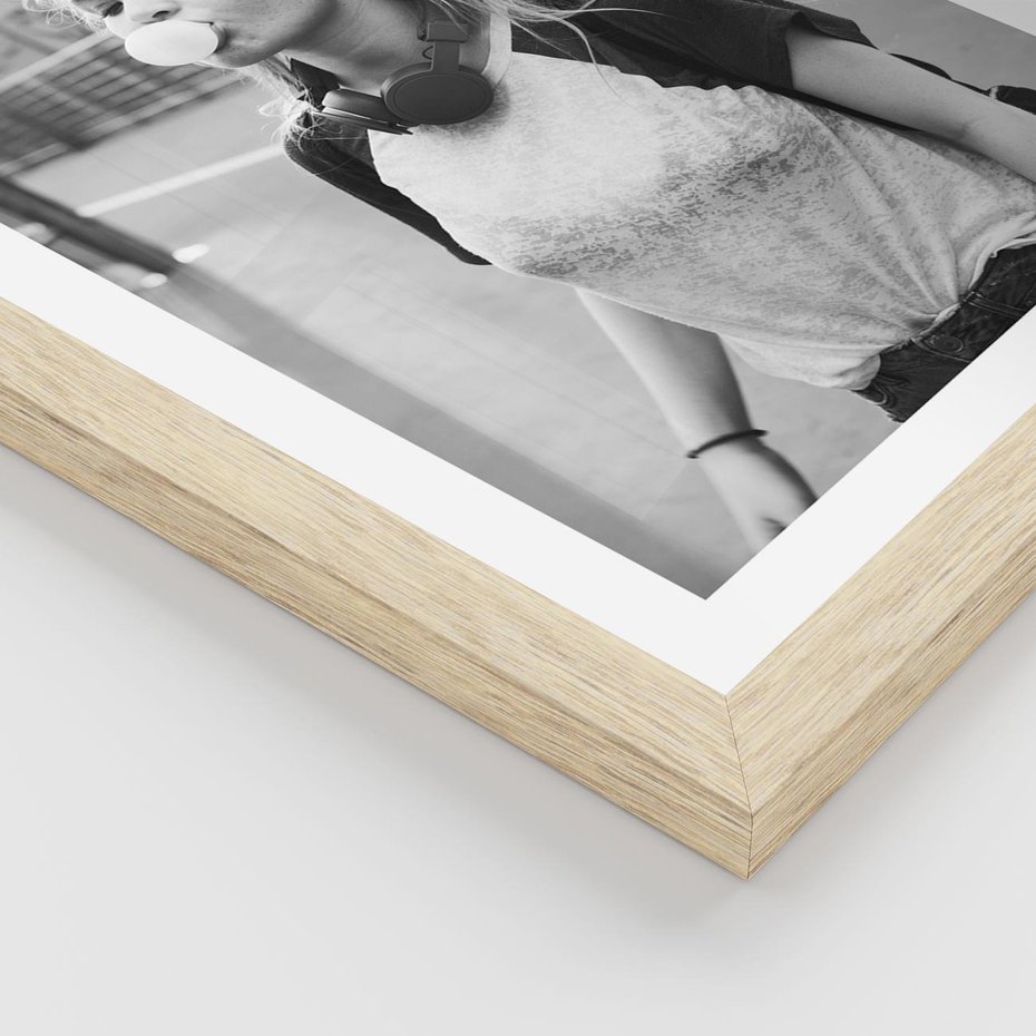 Plakat w ramie 50x70 - Letnia Młodość - nowoczesna fotografia, czarno biała - rama drewno