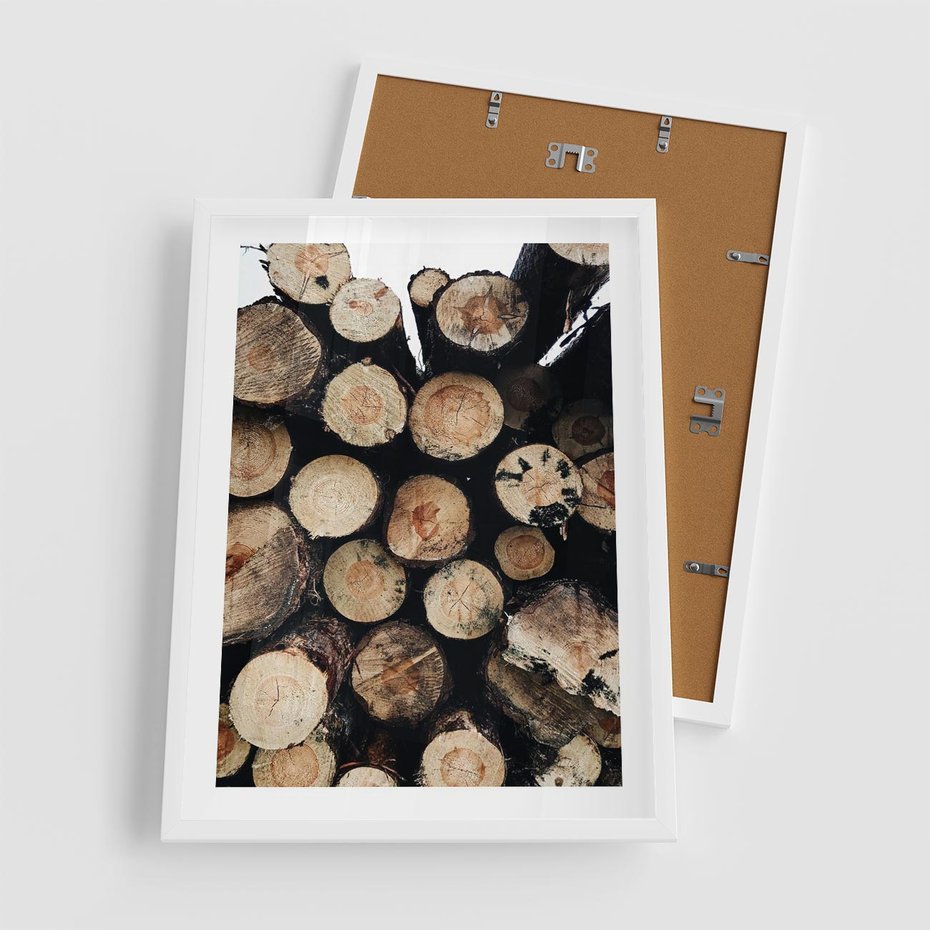 Plakat w ramie 50x70 - Siła Drewna - ścięte drewno, belki drewna ułożone jedna na drugiej - rama biała