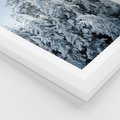 Plakat w ramie 30x40 - Magia Śnieżnych Drzew - zima, iglaste drzewa - rama biała