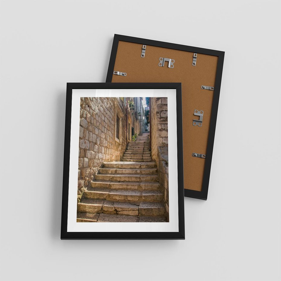 Plakat w ramie 30x40 - Uliczka: perspektywa miejskiego krajobrazu - uliczka, perspektywa - rama czarna