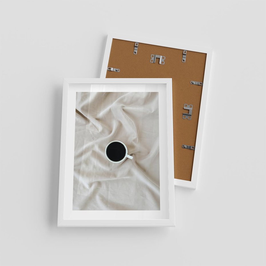 Plakat w ramie 30x40 - Poranek z Kawą - kawa filiżanka w białej pościeli - rama biała