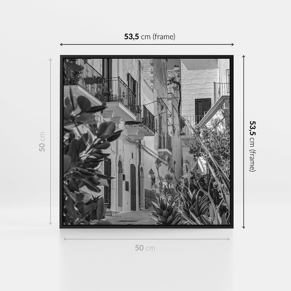 Obraz w ramie 50x50 - Nadmorska Uliczka - czarno białe zdjecie, uliczka w nadmorskim mieście - rama czarna