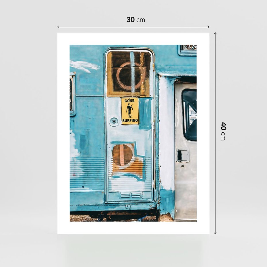 Plakat bez ramy 30x40 - Nostalgiczna Podróż - stara przyczepa kempingowa, niebieskie kolory