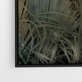 Obraz w ramie 50x50 - Światło w mroku duszy - liście traw, mroczny klimat - rama czarna
