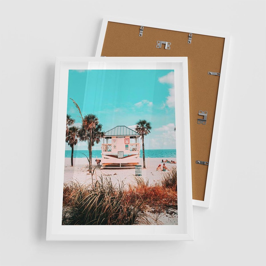 Plakat w ramie 50x70 - Plaża, Palmy i Spokój Miami - budka ratownika, plaża Miami - rama biała
