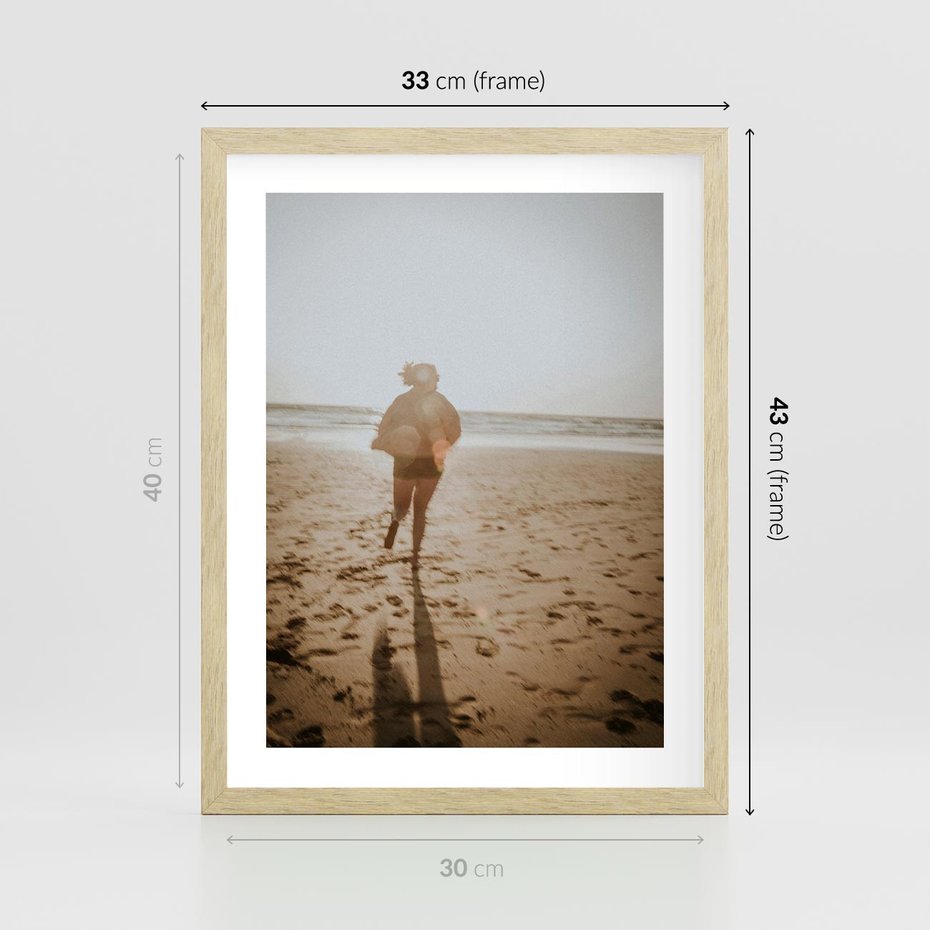 Plakat w ramie 30x40 - O Zachodzie Słońca - klimatyczna fotografia, postać biegnie po plaży - rama drewno