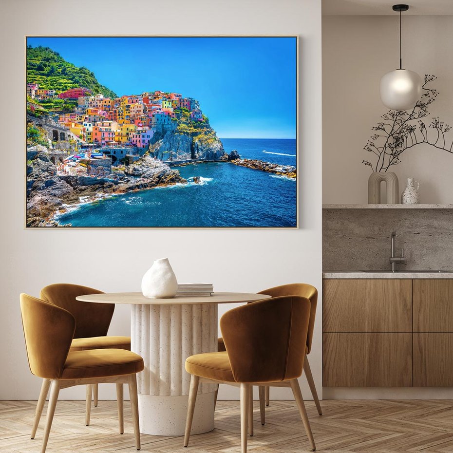 Obraz w ramie 70x50 - Barwne Wybrzeże - nadmorskie miasto na klifie, kolorowe tęczowe budynki - rama drewno