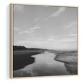 Obraz w ramie 80x80 - Nadmorska Melodia - czarno białe zdjęcie, plaża - rama drewno