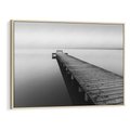 Obraz w ramie 120x80 - Mglista Perspektywa - czarno biała fotografia, drewniany pomost na jeziorze - rama drewno