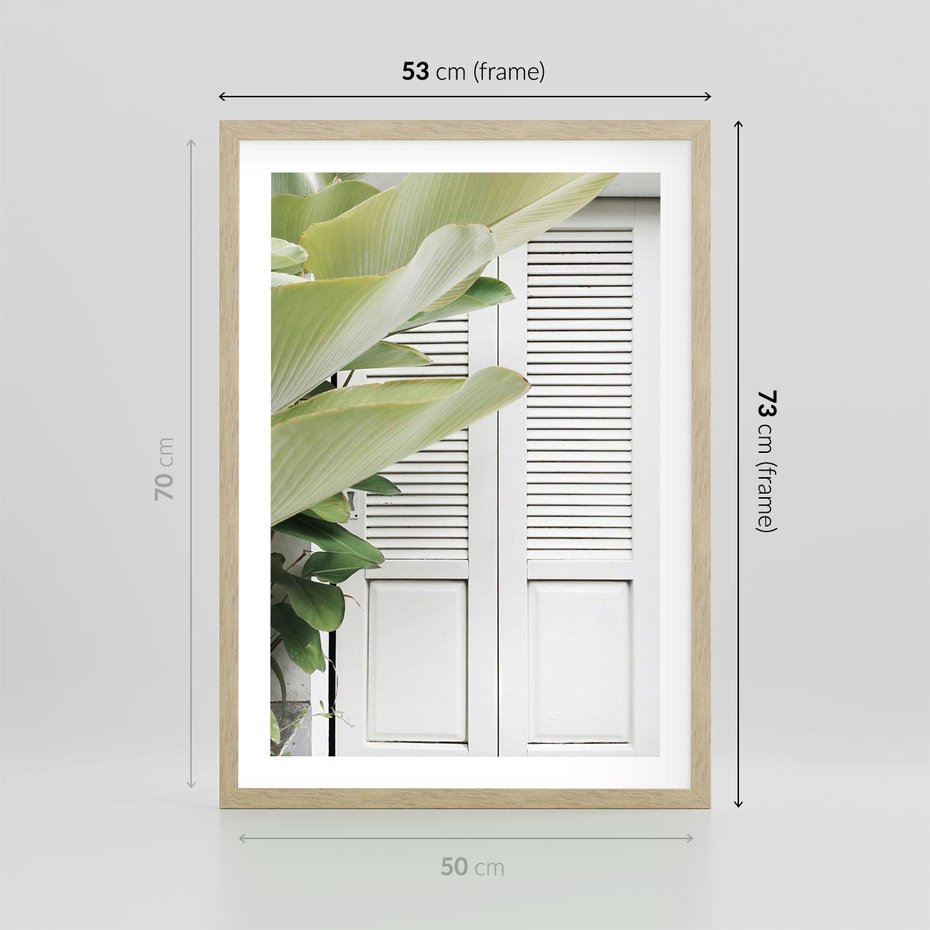 Plakat w ramie 50x70 - Tropikalne Okno - białe okiennice, zielona tropikalna roślina - rama drewno