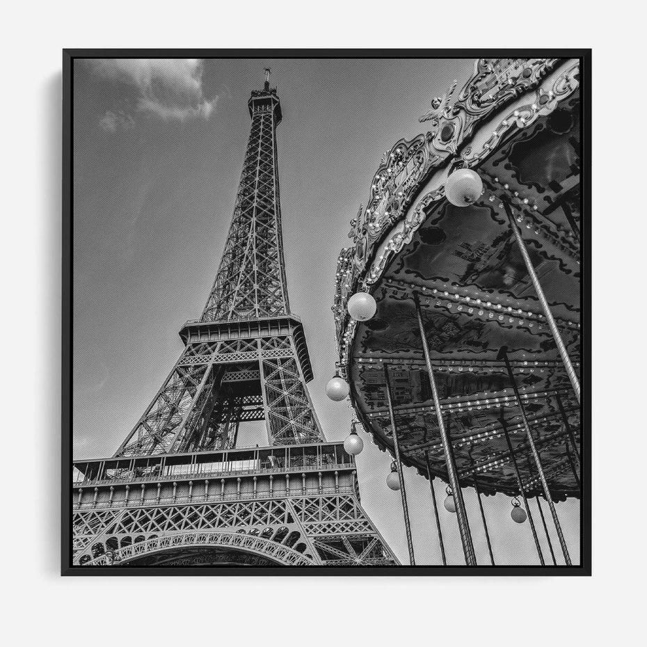 Obraz w ramie 50x50 - Zabawa w Paryżu - czarno białe zdjecie, wieża eiffla - rama czarna