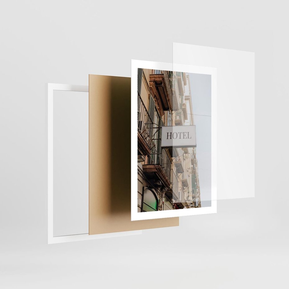 Plakat w ramie 50x70 - Magiczne Spacery - hotel, uliczka - rama biała