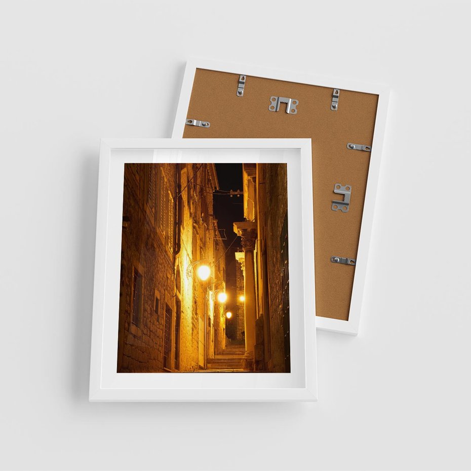 Plakat w ramie 40x50 - Miasto Pod Gwieździstym Niebem - uliczka, perspektywa - rama biała