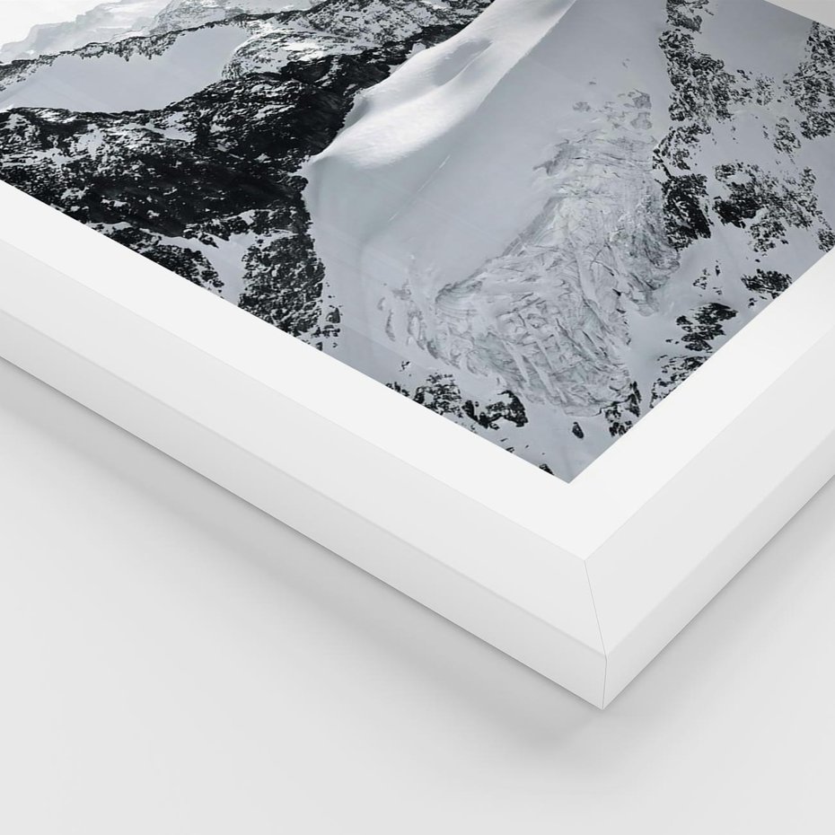 Plakat w ramie 40x50 - Biały Zimowy Pejzaż - góry w zimie, ośnieżone wysokie szczyty - rama biała