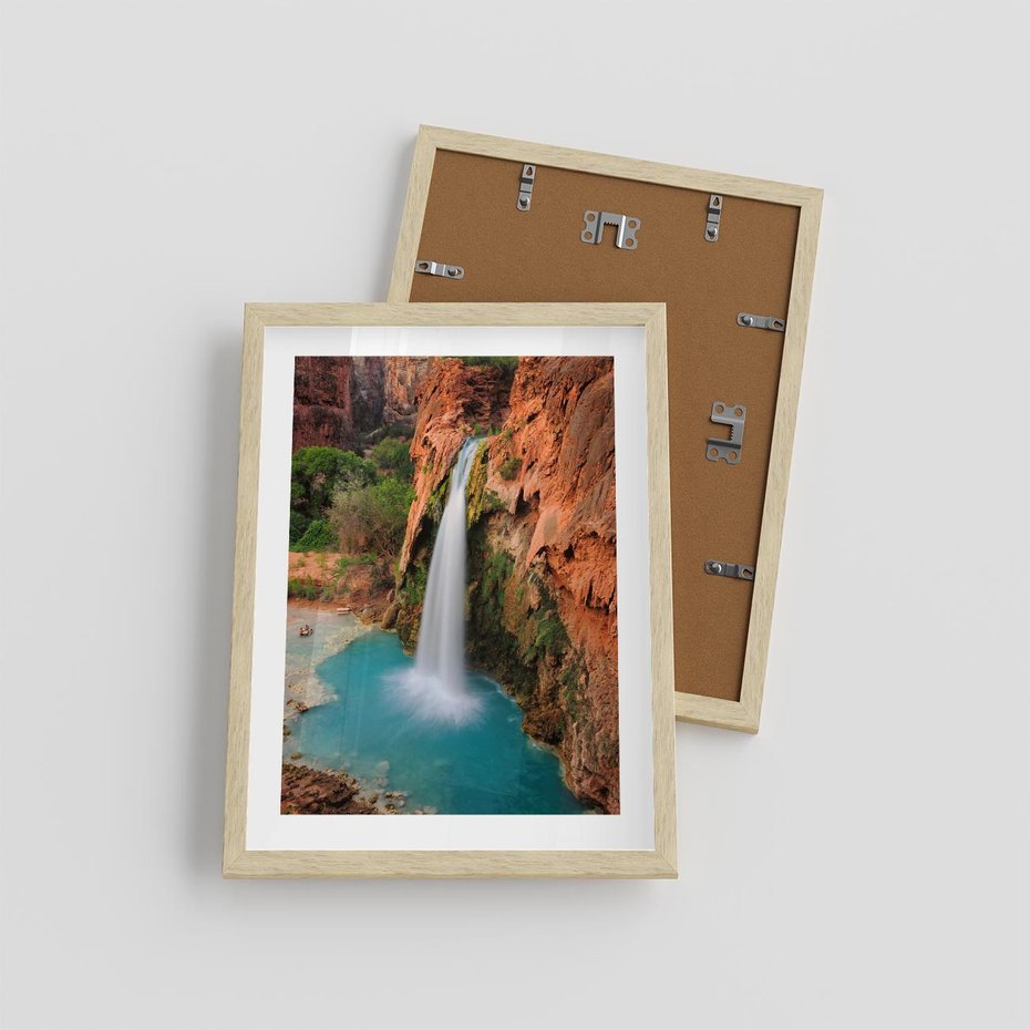 Plakat w ramie 30x40 - Wodospad wśród majestatycznych gór - wodospad, górski - rama drewno