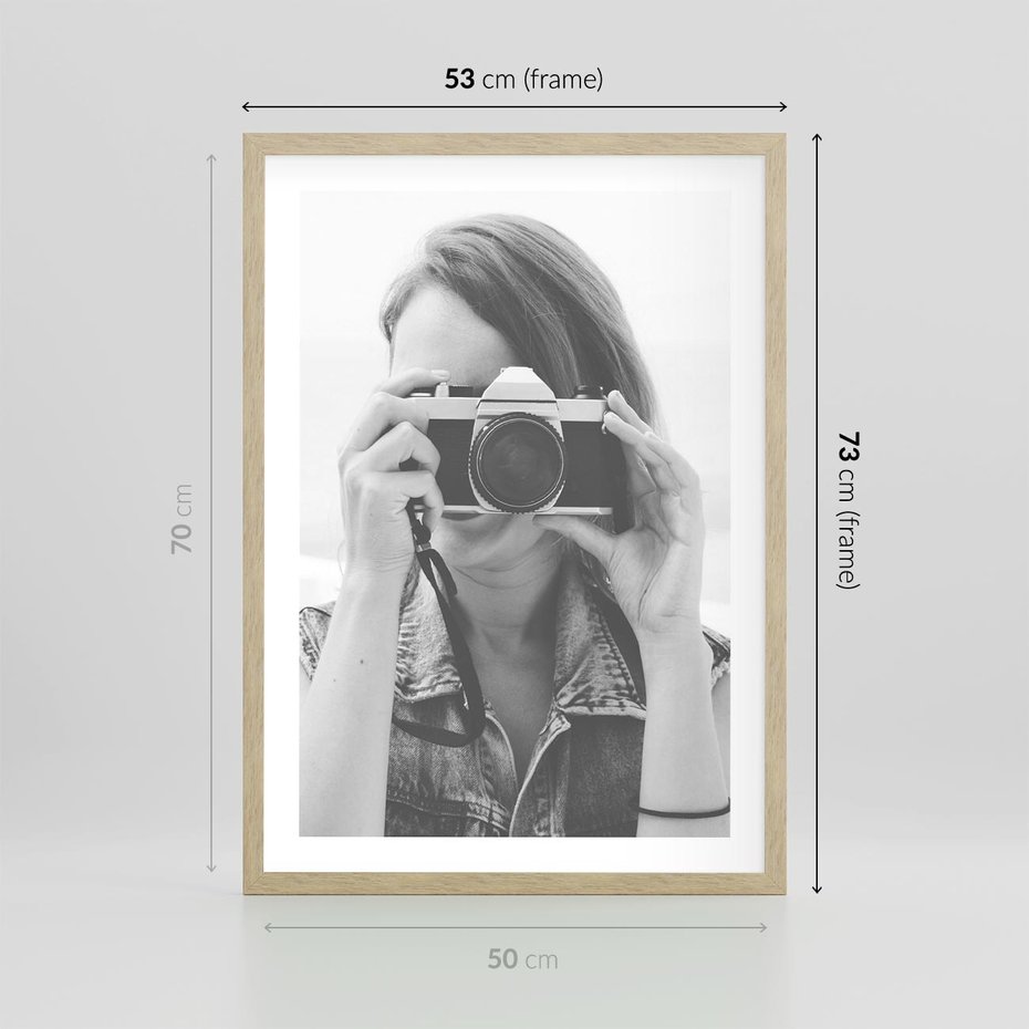 Plakat w ramie 50x70 - Zrób mi Zdjęcie - fotografia, kobieta z aparatem - rama drewno
