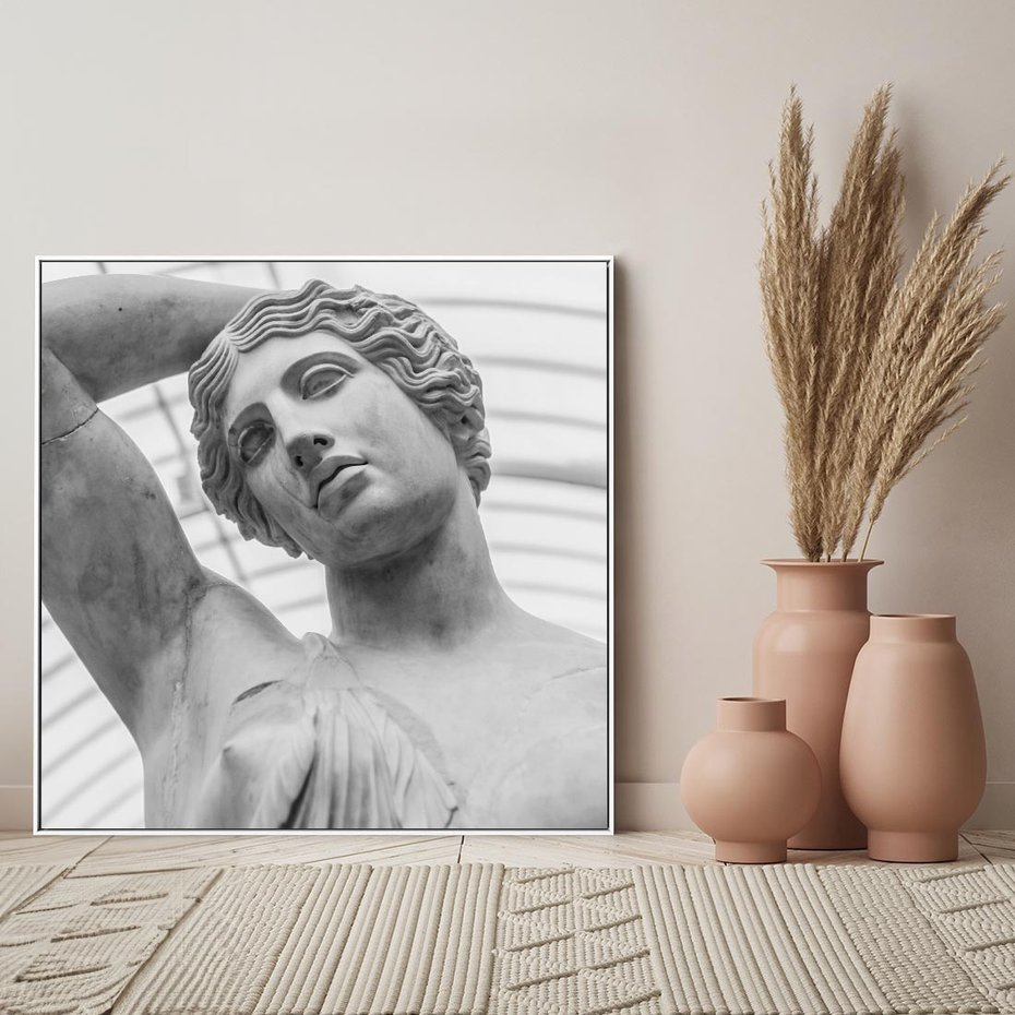 Obraz w ramie 80x80 - Zaklęta w Kamieniu - antyczna rzeźba kobiety na fotografii, czarno biała - rama biała