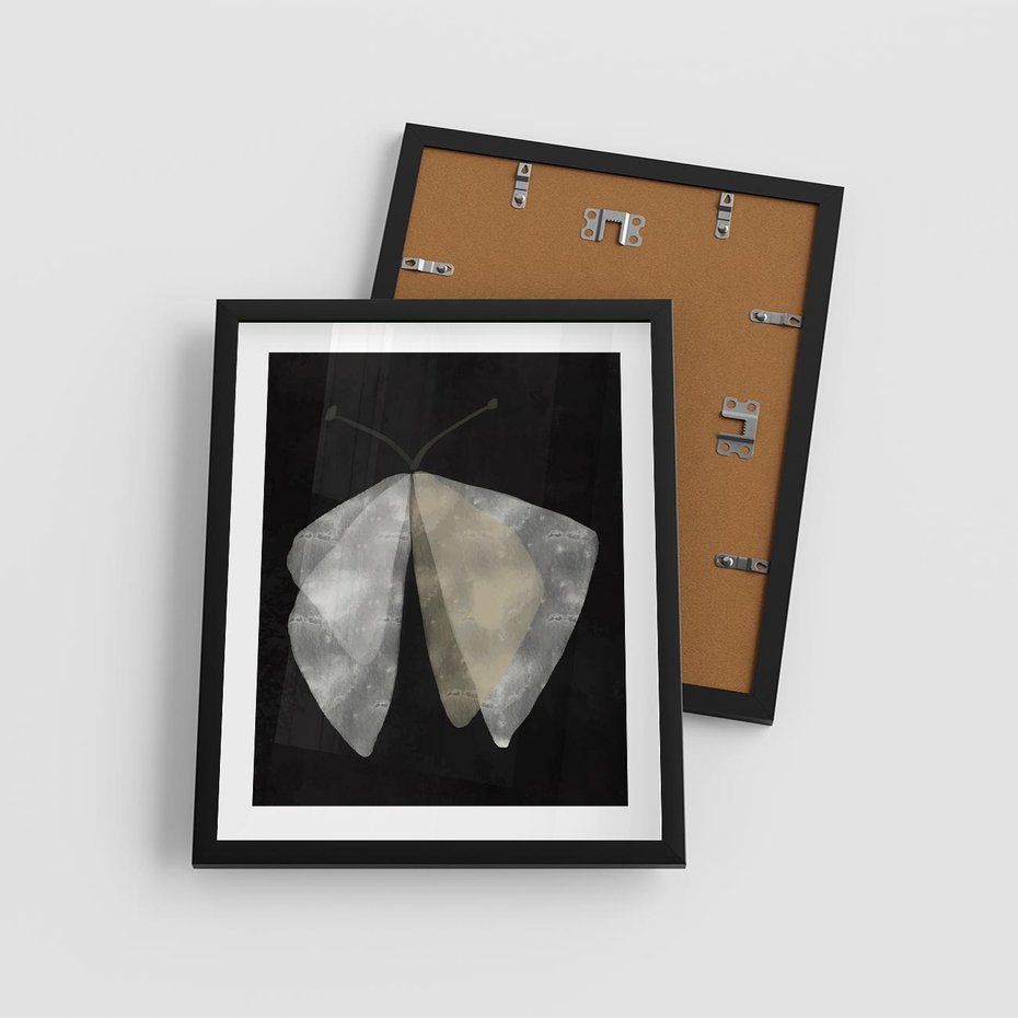 Plakat w ramie 40x50 - Obce Powidoki - abstrakcyjna ćma, mroczna atmosfera - rama czarna