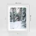 Plakat w ramie 40x50 - Spokój Zimowej Przygody w Lesie - domek w górach w lesie, zima - rama biała