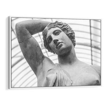 Obraz w ramie 70x50 - Zaklęta w Kamieniu - antyczna rzeźba kobiety na fotografii, czarno biała - rama biała