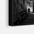Obraz w ramie 50x50 - Ukryta Uliczka - czarno białe zdjęcie, schody - rama czarna