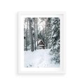 Plakat w ramie 30x40 - Spokój Zimowej Przygody w Lesie - domek w górach w lesie, zima - rama biała