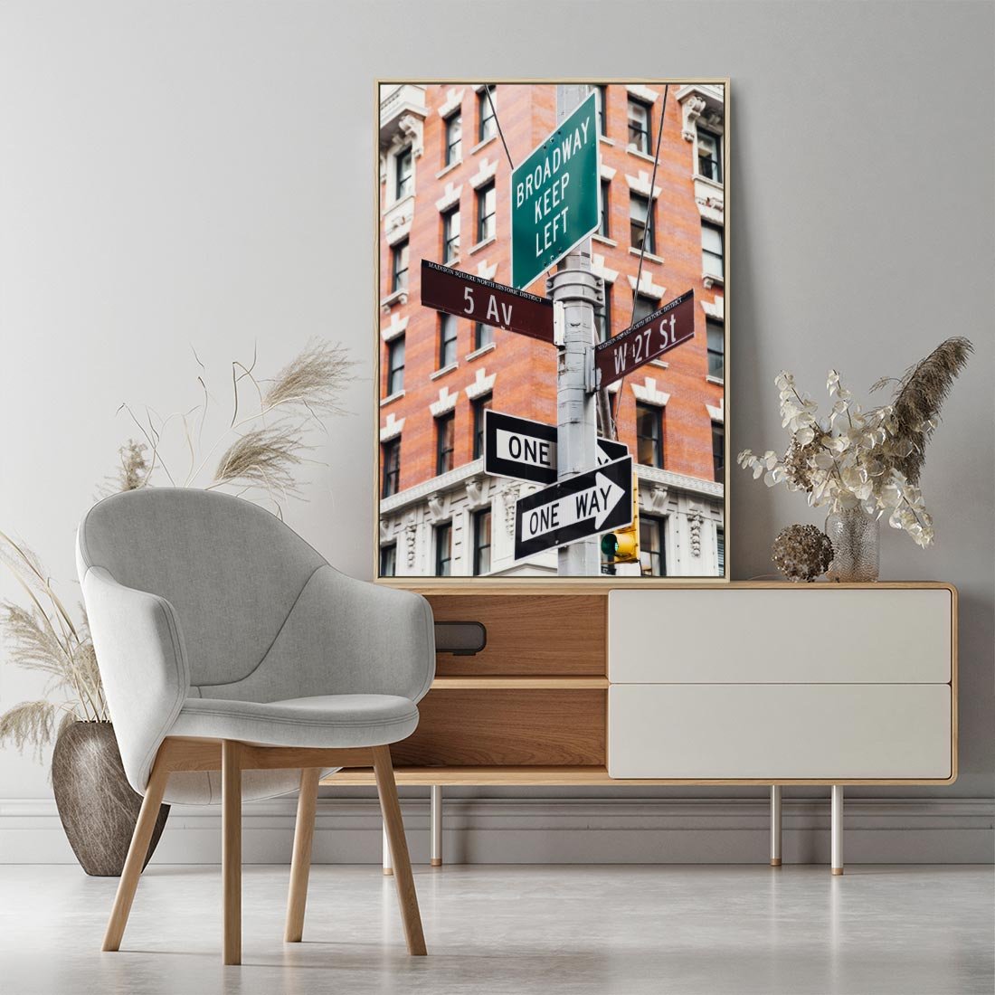 Obraz w ramie 50x70 - Namiastka wielkiego miasta - Nowy Jork, drogowskaz - rama drewno