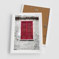 Plakat w ramie 50x70 - Okno z Czerwonymi Okiennicami - stare okno, kamienica - rama biała