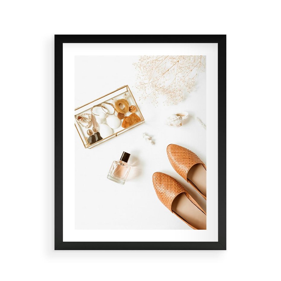 Plakat w ramie 40x50 - Elegancja w Szafie - modowa fotografia, buty - rama czarna