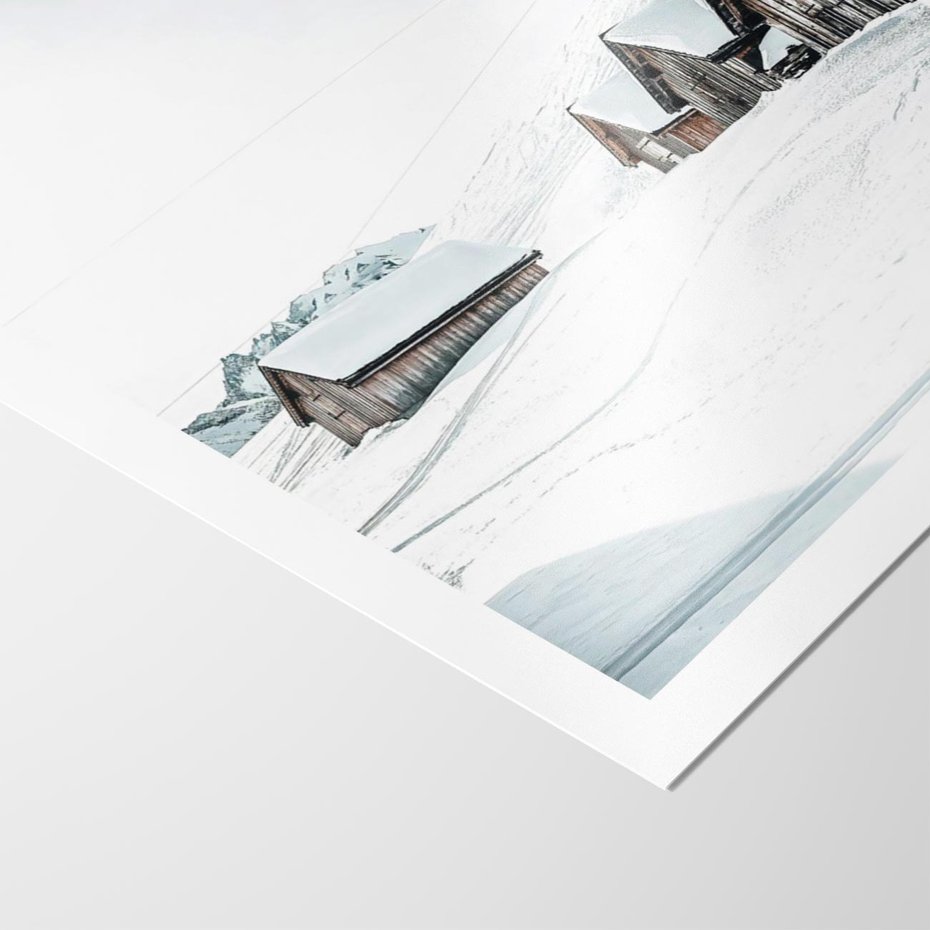 Plakat bez ramy 30x40 - Zima w Domkach: Urok Śnieżnej Scenerii - domki w śnieżnym krajobrazie