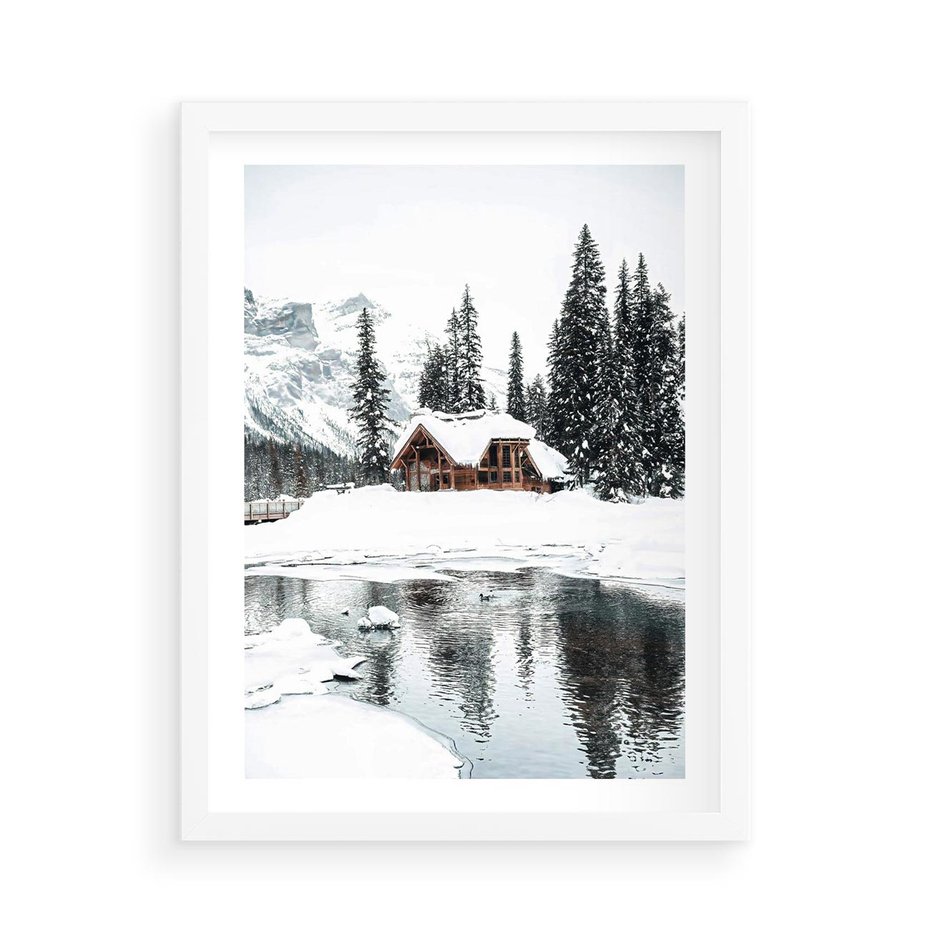 Plakat w ramie 50x70 - Urok Zimowego Krajobrazu - domek w górach, zima - rama biała