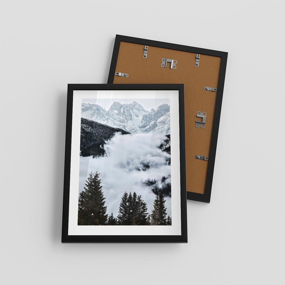 Plakat w ramie 30x40 - Zimowa Magia Gór: Śnieżne Szczyty - grajobraz górski, zima - rama czarna