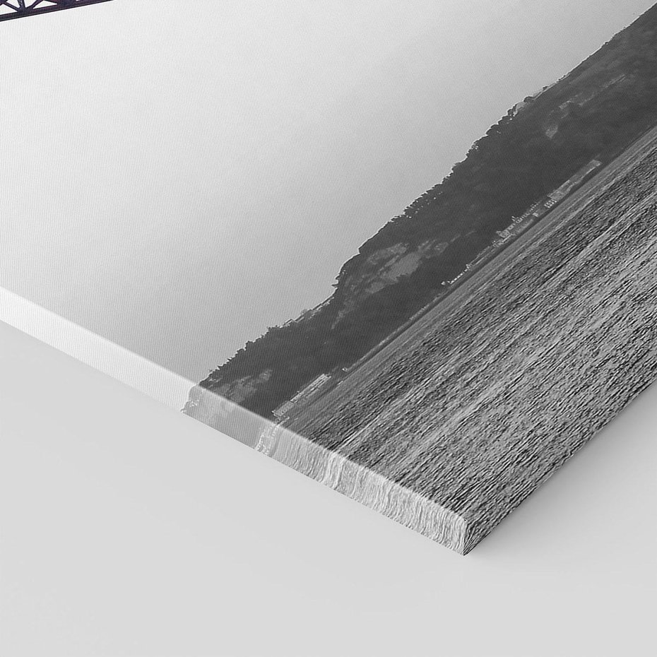 Obraz na płótnie 80x120 - Majestatyczny Most - czarno biała fotografia, czerwony stalowy most nad rzeką